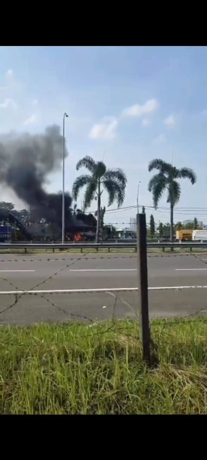 Bus terbakar. (Foto: dok. Command Centre 112/Tugu Jatim)