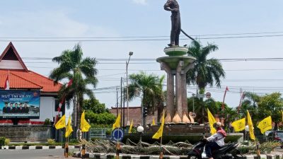 Bendera parpol. (Foto: Mochamad Abdurrochim/Tugu Jatim)