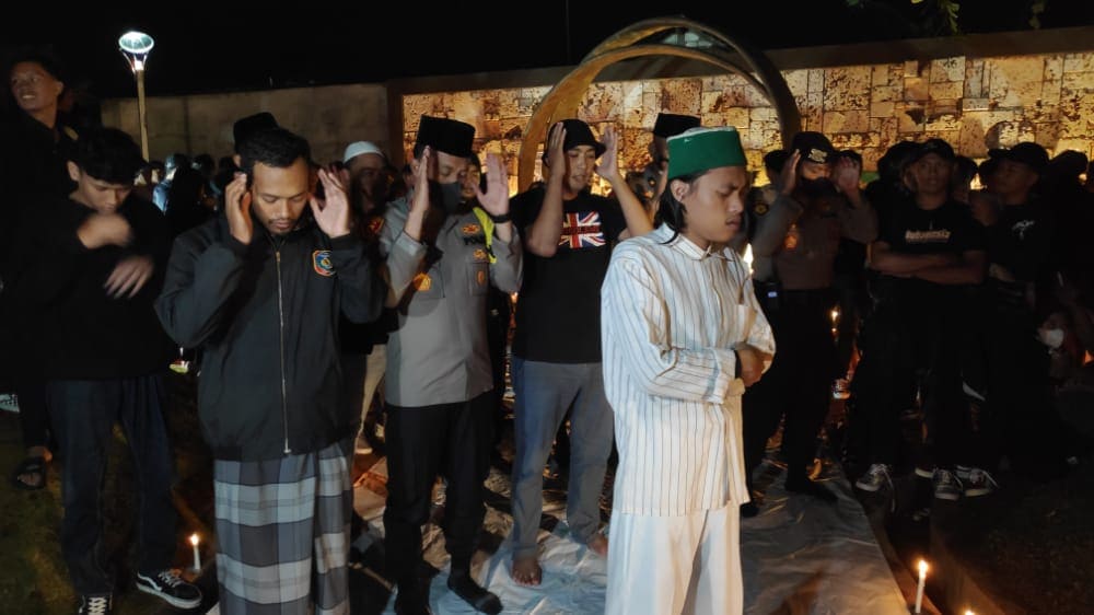 Suporter Tuban doa bersama.(Foto: Mochamad Abdurrochim/Tugu Jatim)