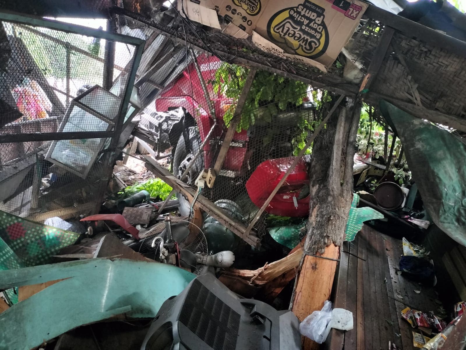 Adu moncong truk oli vs truk diesel. (Foto: Unit Laka Satlantas Polres Tuban/Tugu Jatim)