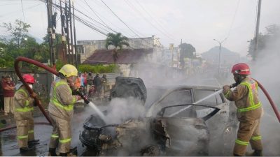 Mobil terbakar di Lawang. (Foto: PMK Kabupaten Malang/Tugu Jatim)