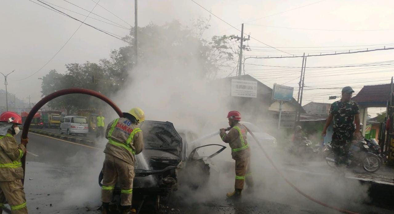 Mobil terbakar di Lawang. (Foto: PMK Kabupaten Malang/Tugu Jatim)