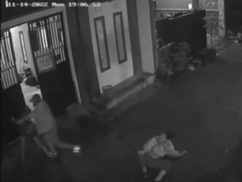 Wanita korban dugaan pemukulan. (Foto: Tangkapan layar CCTV/Tugu Jatim)
