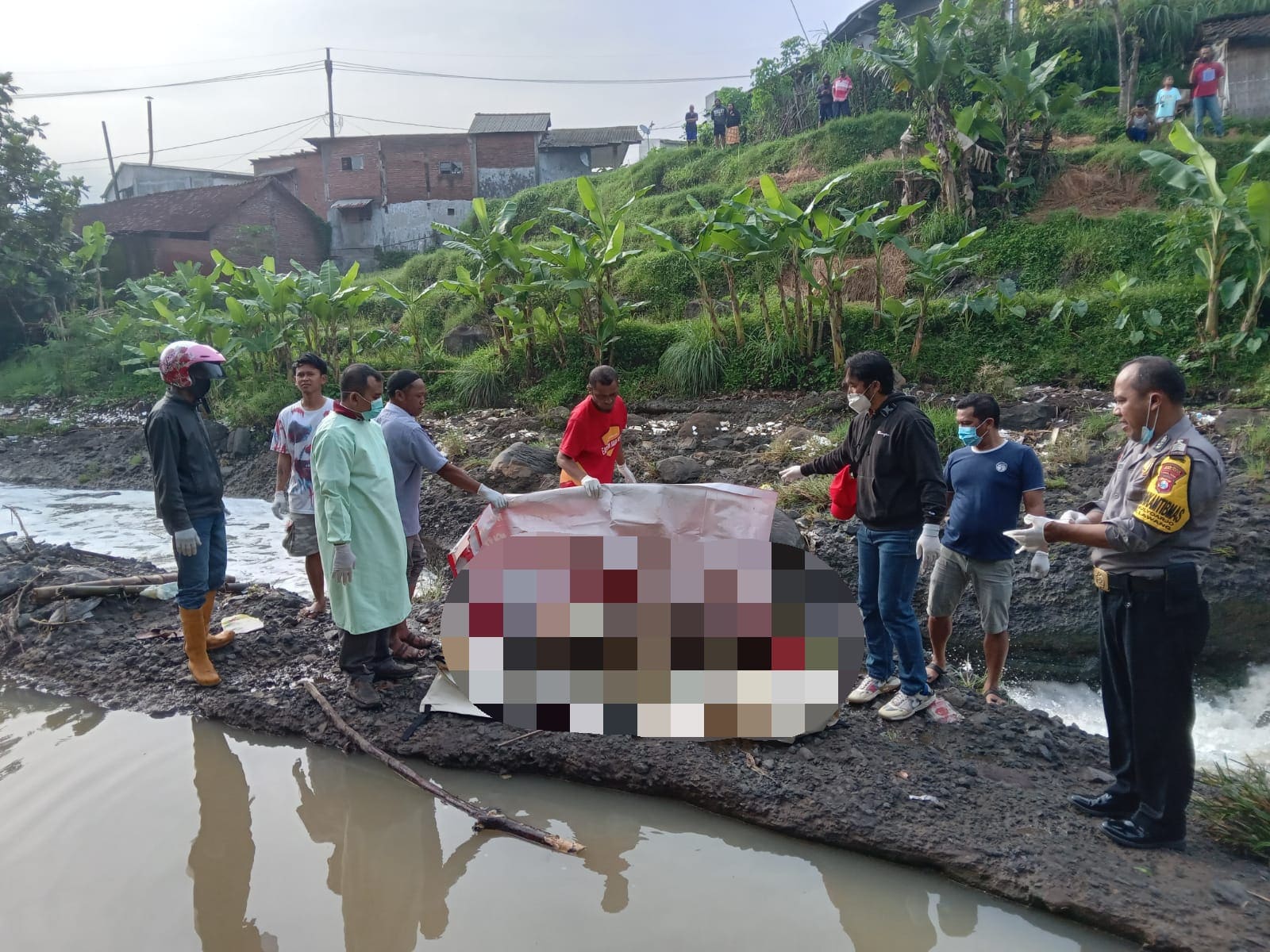 Mayat perempuan setengah telanjang. (Foto: dok. Polsek Lawang/Tugu Jatim)