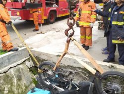 Diduga Diserempet Pengendara Lain, Motor Sales Obat di Surabaya Nyemplung Selokan