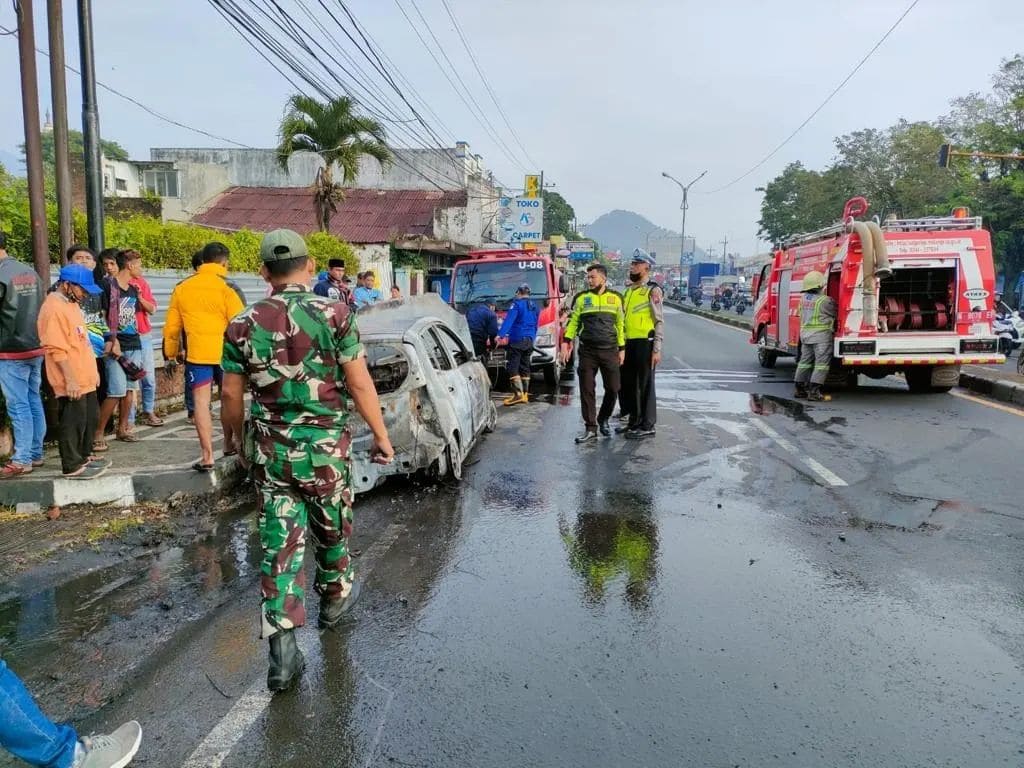 Mobil terbakar di Lawang. (Foto: Satlantas Polres Malang/Tugu Jatim)