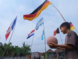 Foto Semarak Kampung Piala Dunia di Pesisir Pasuruan, Beda Jagoan Tetap Junjung Perdamaian