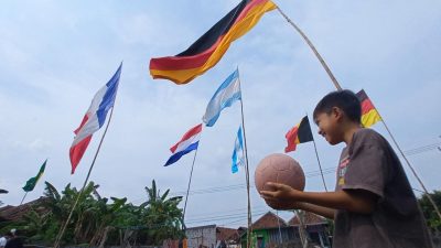 Kampung Piala Dunia di Pesisir Pasuruan. (Foto: Laoh Mahfud/Tugu Jatim)