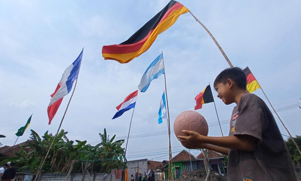 Kampung Piala Dunia di Pesisir Pasuruan. (Foto: Laoh Mahfud/Tugu Jatim)