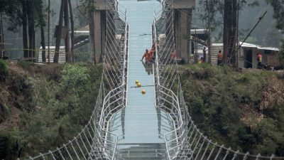 Pembangunan jembatan kaca Bromo. (Foto: Bayu Eka/Tugu Jatim)