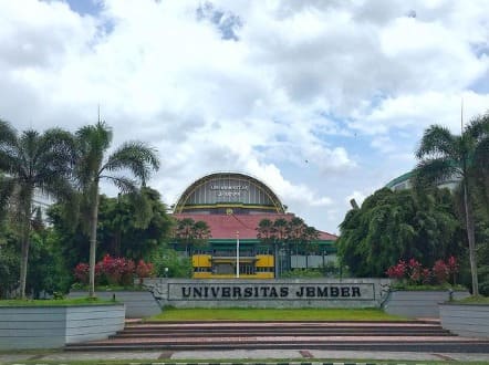Universitas terbaik di Jawa Timur. (Foto: @weloveunej/Tugu Jatim)