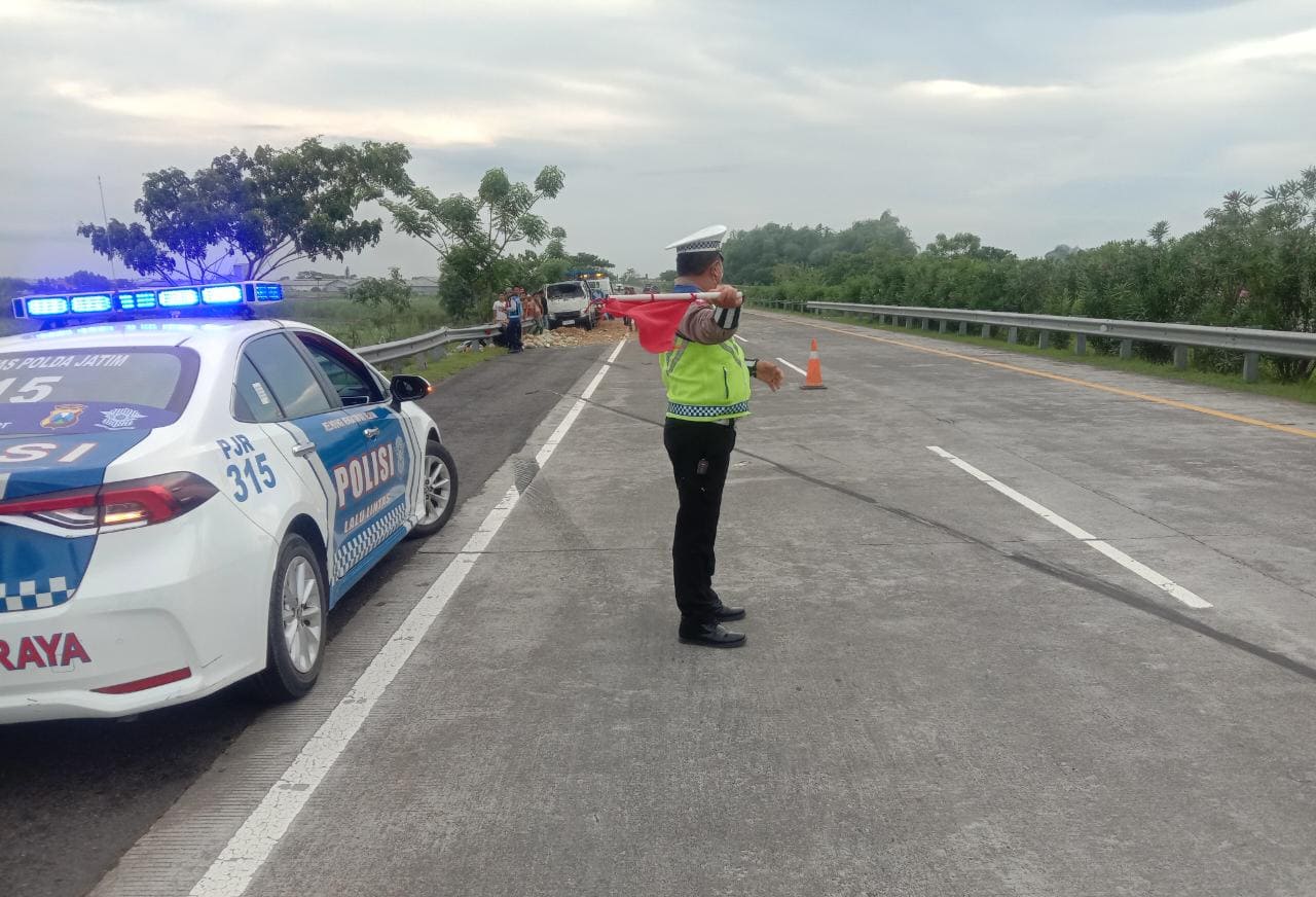 Kecelakaan tunggal truk pengangkut melon. (Foto: dok PJR Polda Jatim/Tugu Jatim)