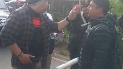 Rombongan mobil pribadi. (Foto: tangkapan layar video warga/Tugu Jatim)