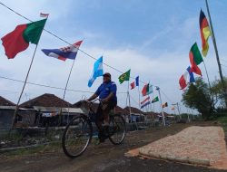 Gila Bola! 3.000 Bendera Raksasa Hiasi Kampung Piala Dunia di Pesisir Pasuruan