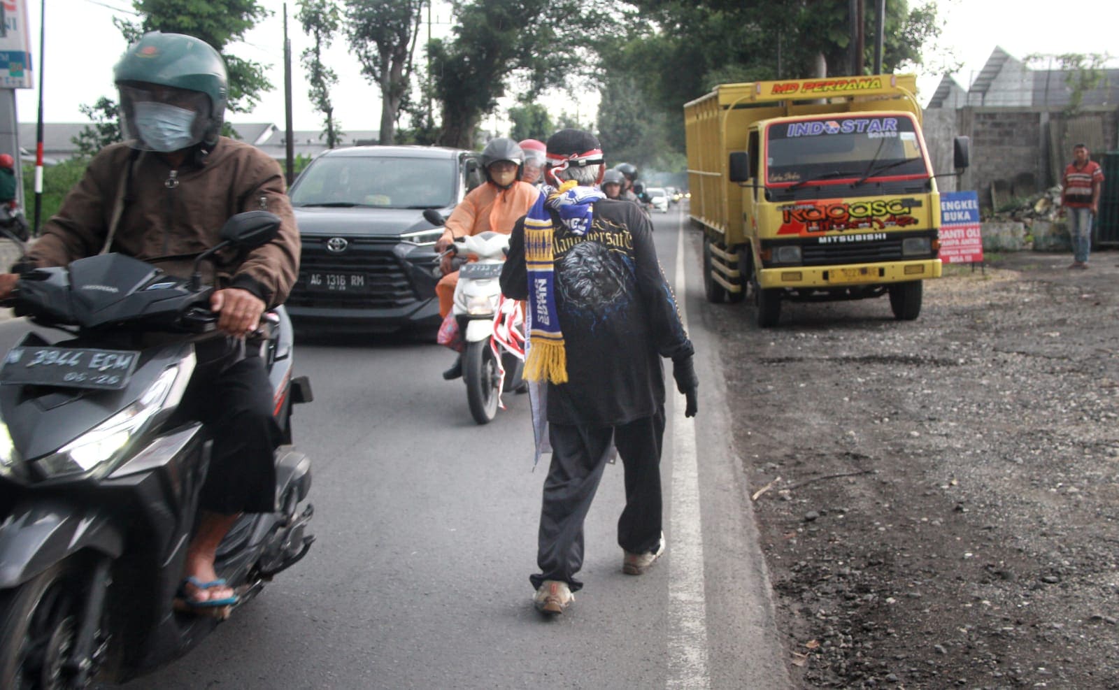 Aksi jalan mundur. (Foto: Rubianto/Tugu Jatim)