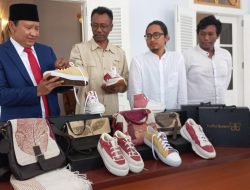 Sepatu Sutra Buatan Koperasi Kupu Sutera Pasuruan Dipamerkan di G20 Indonesia