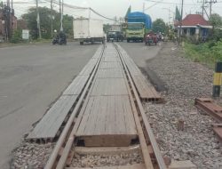 Jalur Pelintasan Kereta Api di Desa Latek Pasuruan Ditutup Seminggu