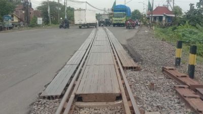 Jalur Perlintasan Kereta Api di Desa Latek Pasuruan Ditutup Seminggu