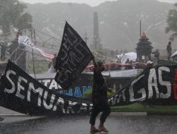 Aksi Tuntut Keadilan Bagi Korban Tragedi Kanjuruhan Terus Berlanjut Meski Hujan Deras