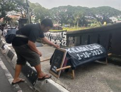 Keranda dan Foto Korban Tragedi Kanjuruhan Berjejer di Alun-alun Tugu Kota Malang