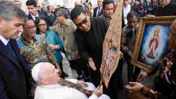 PWKI Sampaikan 5 Hadiah Istimewa dan Khusus untuk Paus Fransiskus di Vatikan