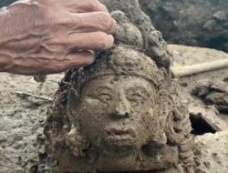 Relief Kepala Manusia Berbadan Burung Ditemukan saat Ekskavasi Candi di Pasuruan