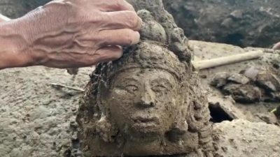 Relief Kepala Manusia Berbadan Burung Ditemukan saat Ekskavasi Candi di Pasuruan