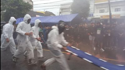Aremania di Malang Gelar Aksi Teatrikal Meski Diguyur Hujan Deras