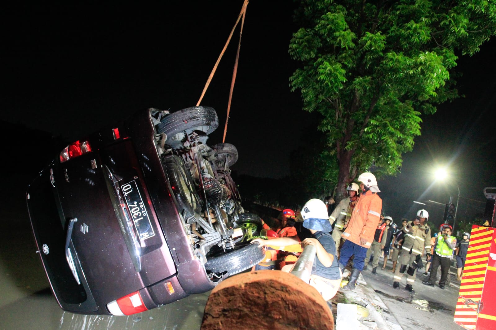 Mobil Warga Surabaya Tercebur ke Sungai Gunungsari 2 surabaya tugu jatim