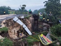 Jembatan Dam Seng Tuban Ambrol Terimbas Luapan Banjir Kali Kening, Larang Truk Melintas