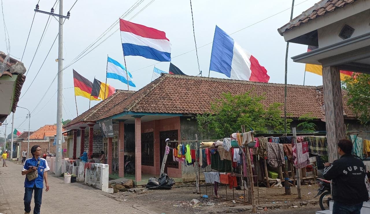Kampung Piala Dunia di Pesisir Pasuruan. (Foto: Laoh Mahfud/Tugu Jatim)