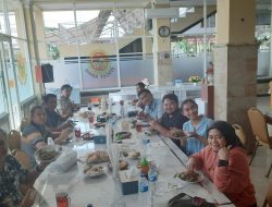 Dr Aqua Dwipayana dan Keluarga Langsung ke Resto Bebek Sinjay Sampaikan Terima Kasih atas Kontribusi kepada Jamaah Umroh POS IV