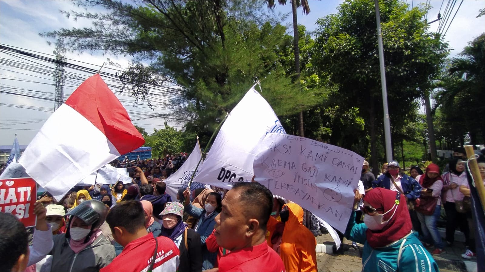 Ribuan Buruh Pabrik PT Karyamitra Pasuruan Demo, Tuntut Tunggakan Gaji Rp80 M Segera Dibayar 2 Buruh pabrik PT Karyamitra.