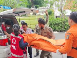 Dugaan Pengendara Ngantuk, Insiden Maut Pemotor Tabrak Trotoar Tewaskan Lansia di Wiyung Surabaya