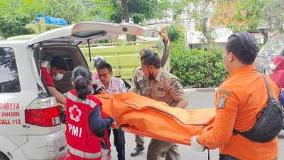 Dugaan Pengendara Ngantuk, Insiden Maut Pemotor Tabrak Trotoar Tewaskan Lansia di Wiyung Surabaya