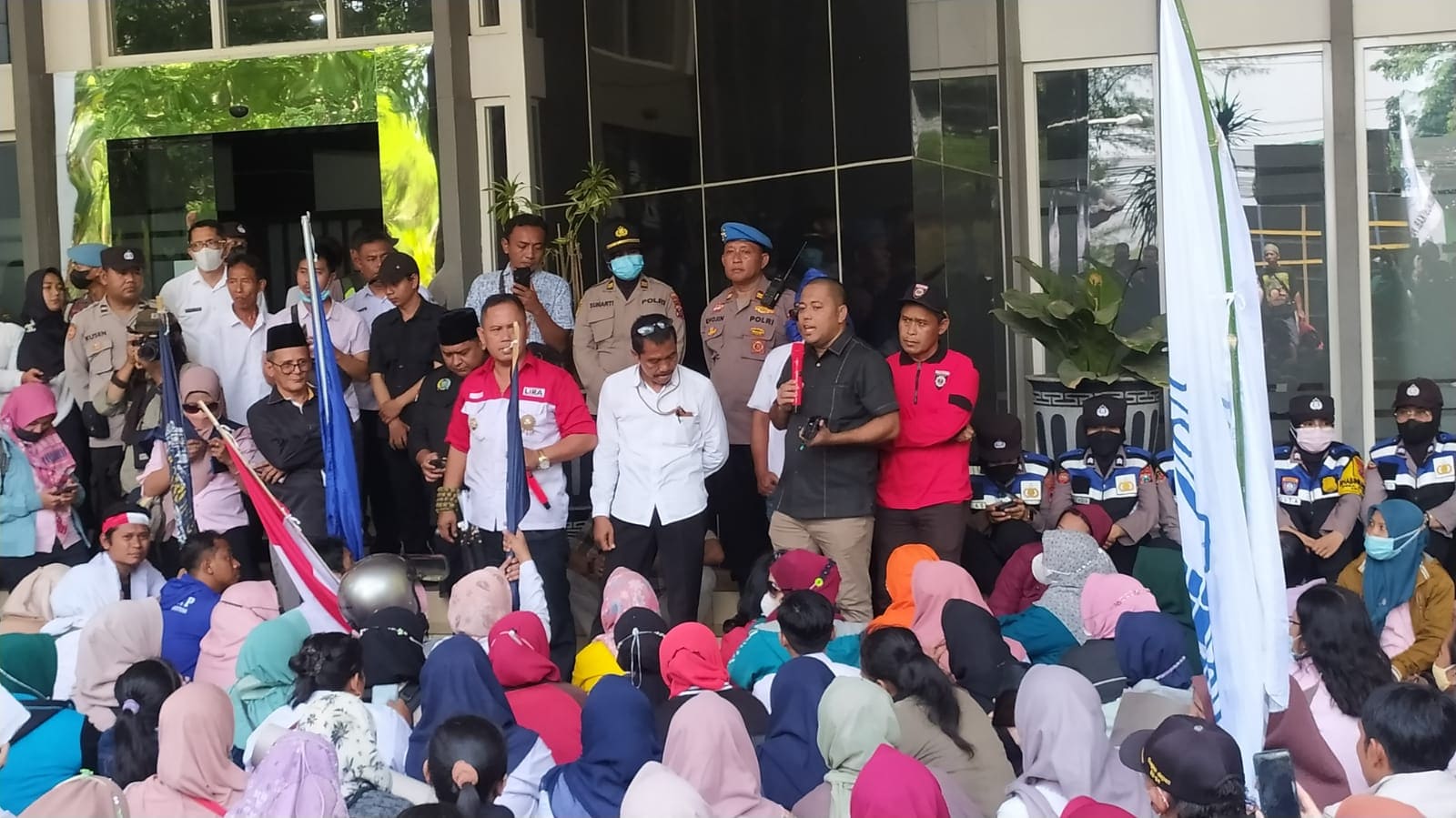 Ribuan Buruh Pabrik PT Karyamitra Pasuruan Demo, Tuntut Tunggakan Gaji Rp80 M Segera Dibayar 3 Buruh pabrik PT Karyamitra.