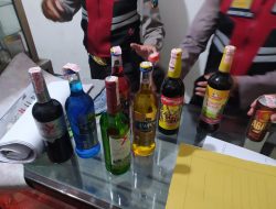 326 Botol Minuman Beralkohol Disita dari Toko Jamu di Tuban