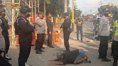 Aremania Sujud dan Menangis di Depan Mako Brimob Malang