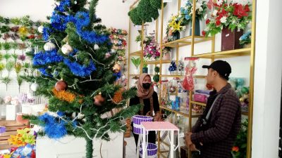 Pernak-pernik Natal Mulai Banyak Diburu Umat Kristiani Tuban