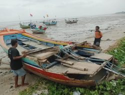 Cuaca Ekstrem, Perahu Nelayan di Tuban Rusak Dihantam Ombak