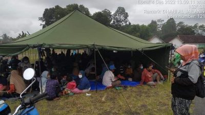 Pengungsi erupsi Gunung Semeru. (Foto: dok. warga/Tugu Jatim)