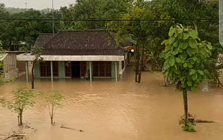 Luapan banjir Tuban. (Foto: dok warga/Tugu Jatim)