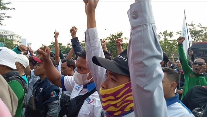 Tuntutan UMK 2023 Tak Terwujud, Buruh Jatim Gaungkan Mosi Tidak Percaya pada Pemprov 2 Buruh Jatim. (Foto: Rahman Hakim/Tugu Jatim)