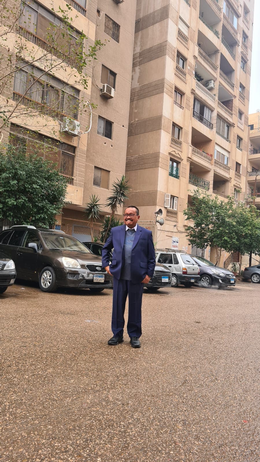 Prof M. Mas’ud Said PhD foto di depan Graha Jawa Timur tempat tinggal mahasiswa Indonesia di Kairo, Mesir. 