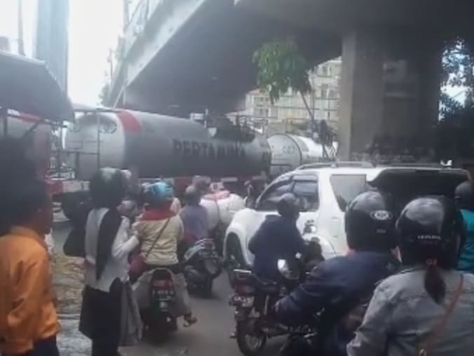 Kereta pengangkut BBM.