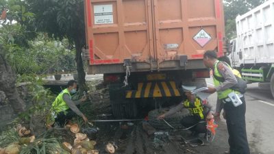 Sopir pickup di Pasuruan tewas.