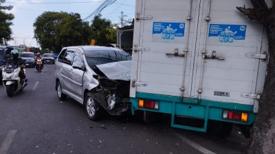 Kecelakaan truk engkel box vs mobil.