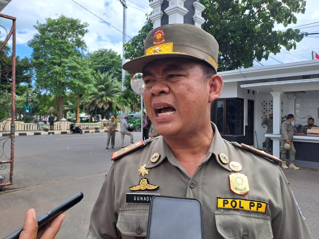 Tertibkan PKL Tuban Jualan di Atas Trotoar, Pemkab Dianggap Masih Tebang Pilih 2 PKL Tuban.