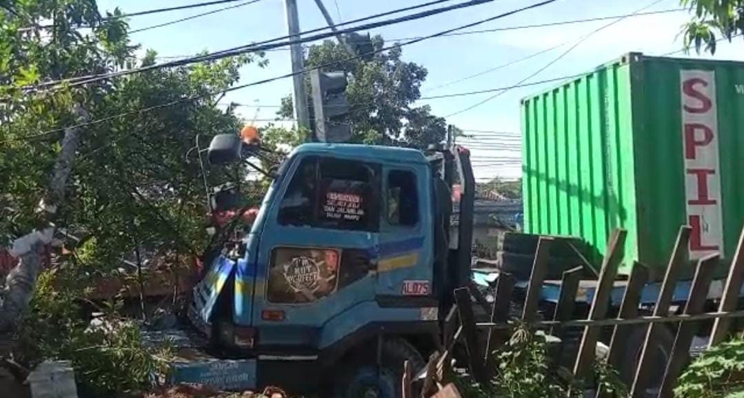 Laka truk tronton.