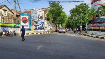 Jelang Pemilu 2024, Banner Partai hingga Bakal Caleg Warnai Persimpangan Jalan di Tuban